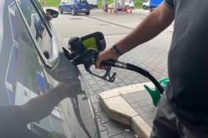 Caro carburanti: raggiunto il prezzo 2,5 al litro per la benzina
