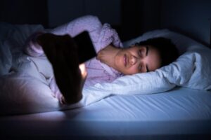 Leggere a letto dal cellulare sarà facile